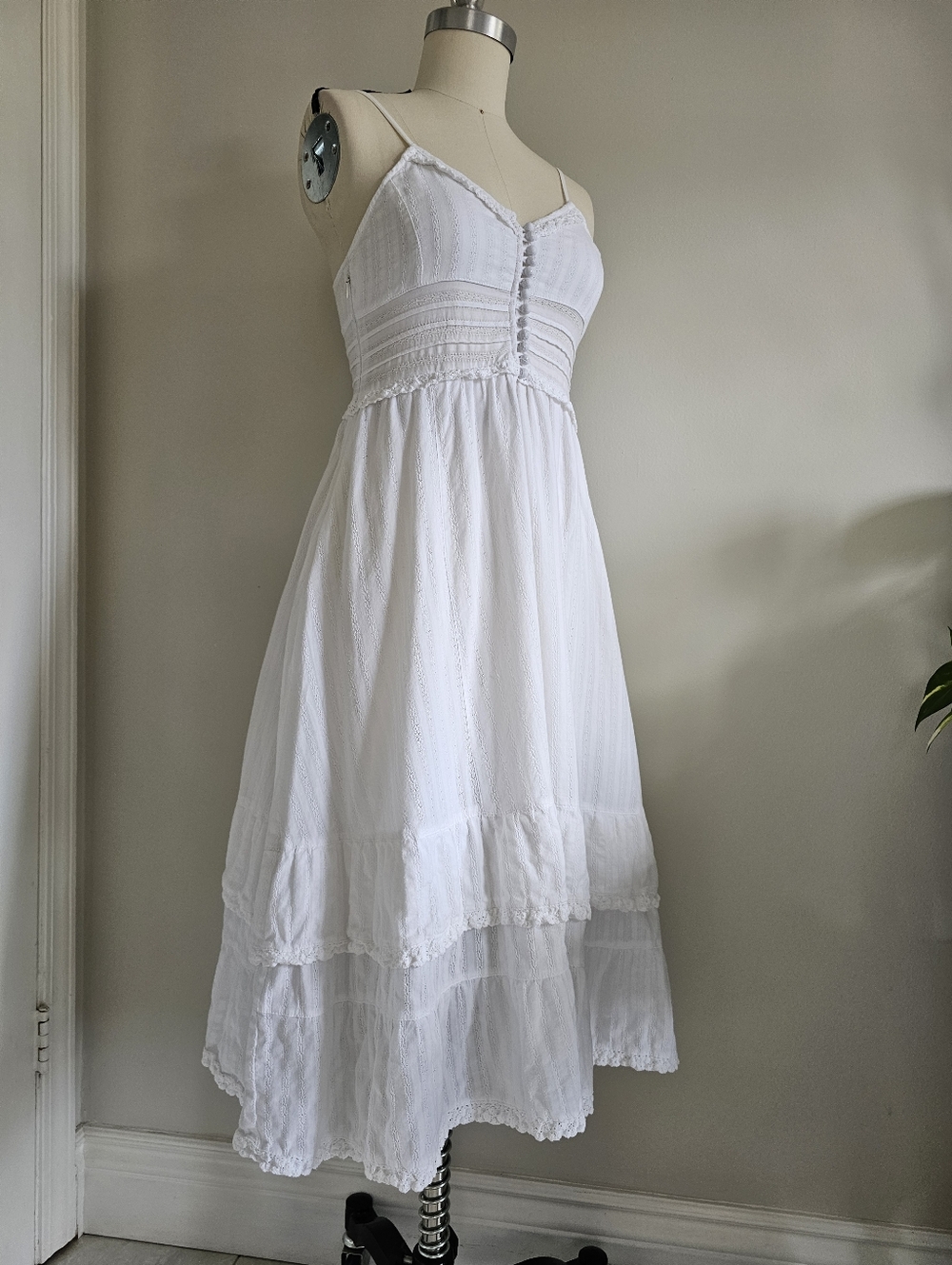 VINTAGE white cotton sundress with covered buttons and crochet lace trim